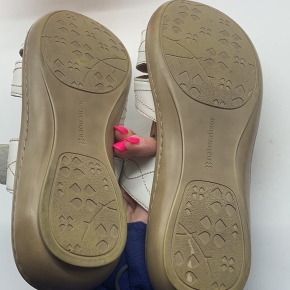 Naturalized White Slip On Sandals Sz 10. MCS0767E - Picture 7 of 8